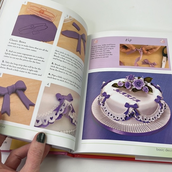 Cookbook - Cake Decorating Tricks  - Sue McMahon - Picture 6 of 7